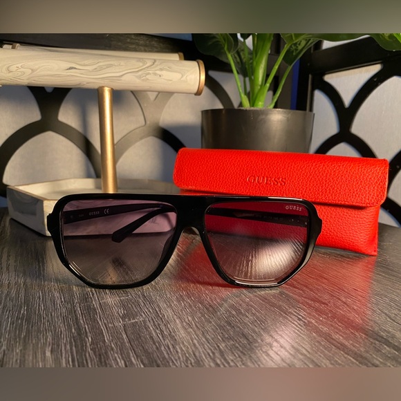 GUESS Sunglasses - Picture 5 of 5